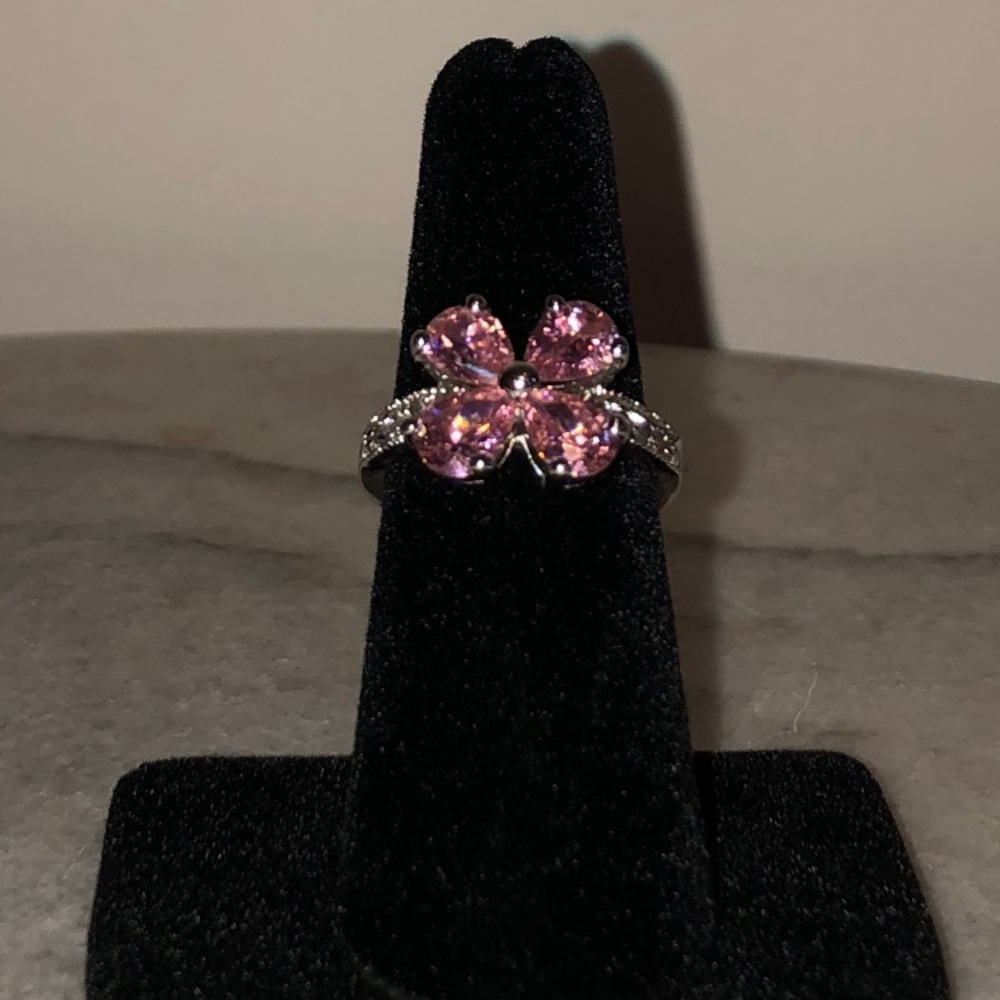 🌕 Pink flower shape accent on silver tone ring